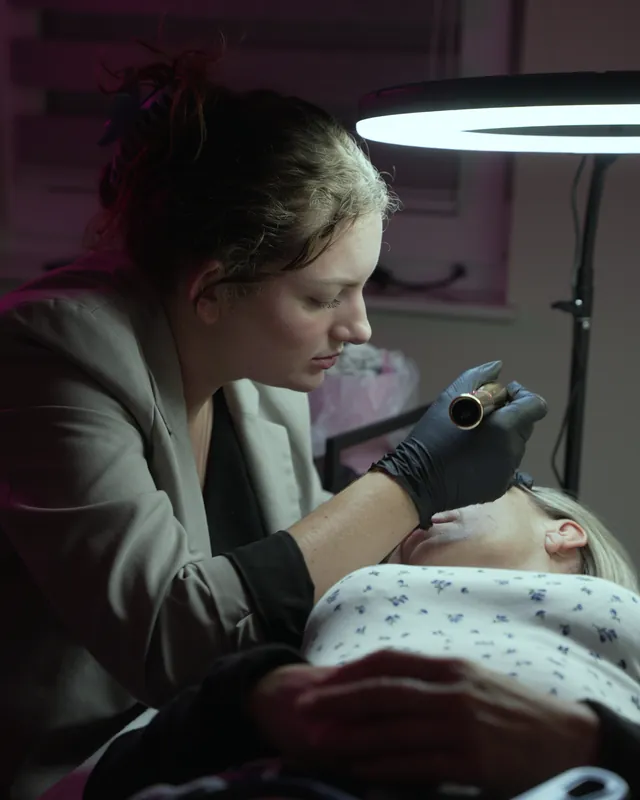 Pigmentieren: Kristina arbeitet mit Handschuhen und Permanent-Make-up-Gerät