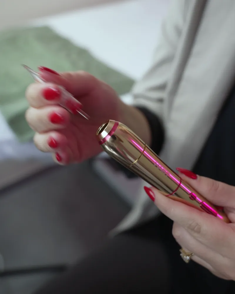 Permanent-Make-up-Gerät in Kristinas Händen