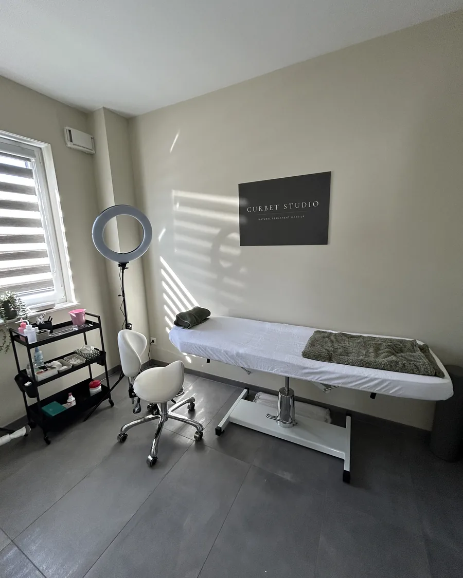 Behandlungsraum des Curbet Studio in Bad Nenndorf mit Schild an der Wand